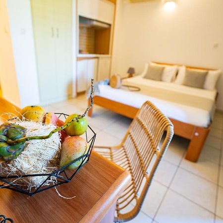 Le Kerveguen Hotel Saint-Gilles-les-Bains Buitenkant foto