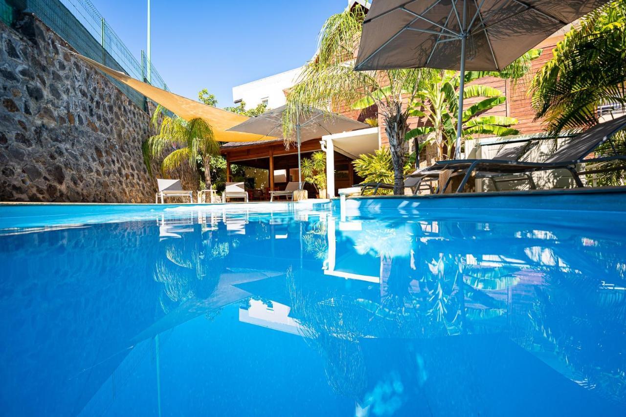 Le Kerveguen Hotel Saint-Gilles-les-Bains Buitenkant foto
