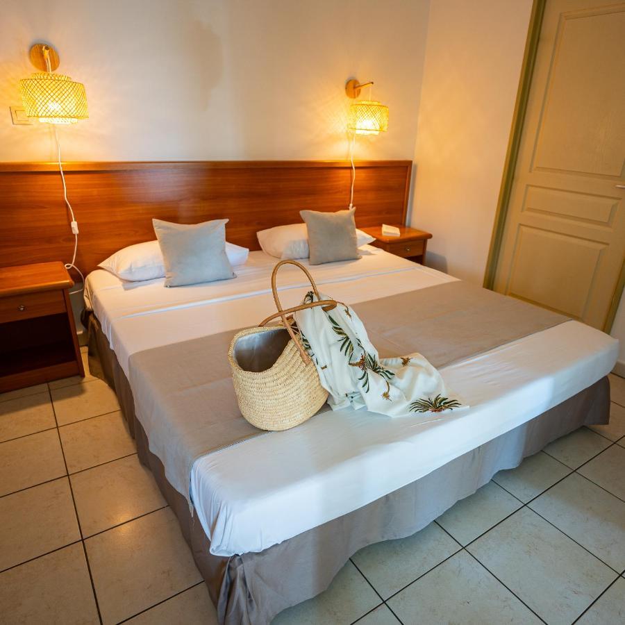 Le Kerveguen Hotel Saint-Gilles-les-Bains Buitenkant foto
