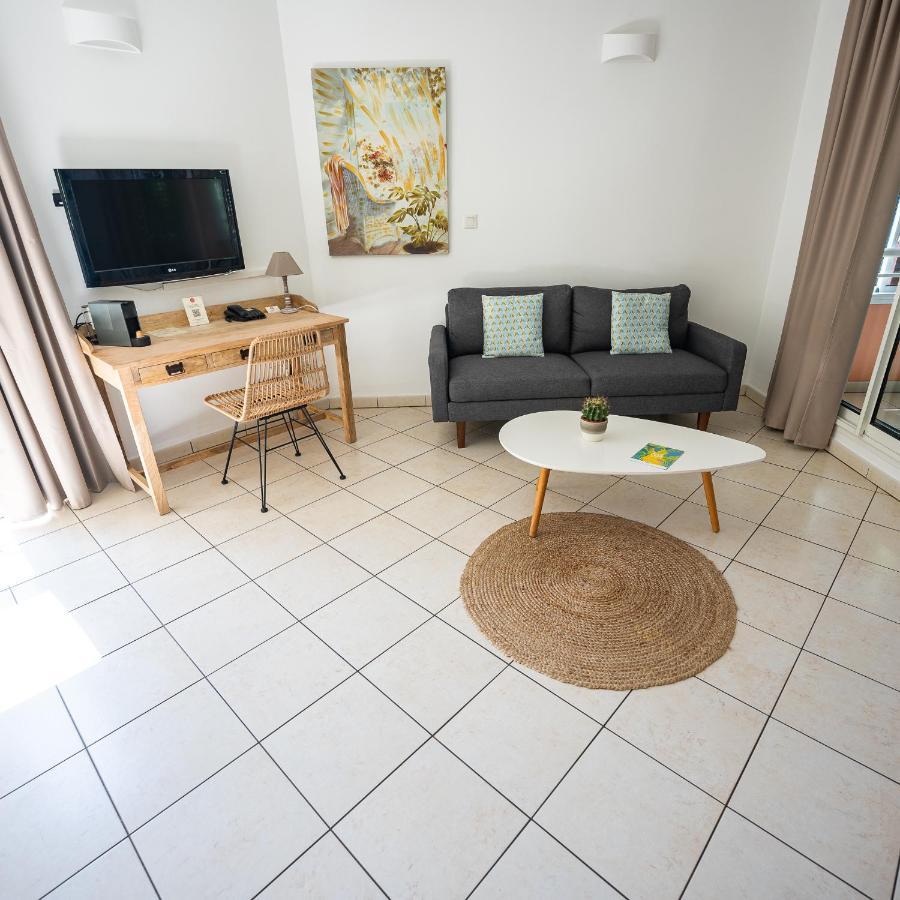 Le Kerveguen Hotel Saint-Gilles-les-Bains Buitenkant foto
