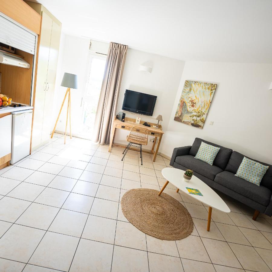 Le Kerveguen Hotel Saint-Gilles-les-Bains Buitenkant foto