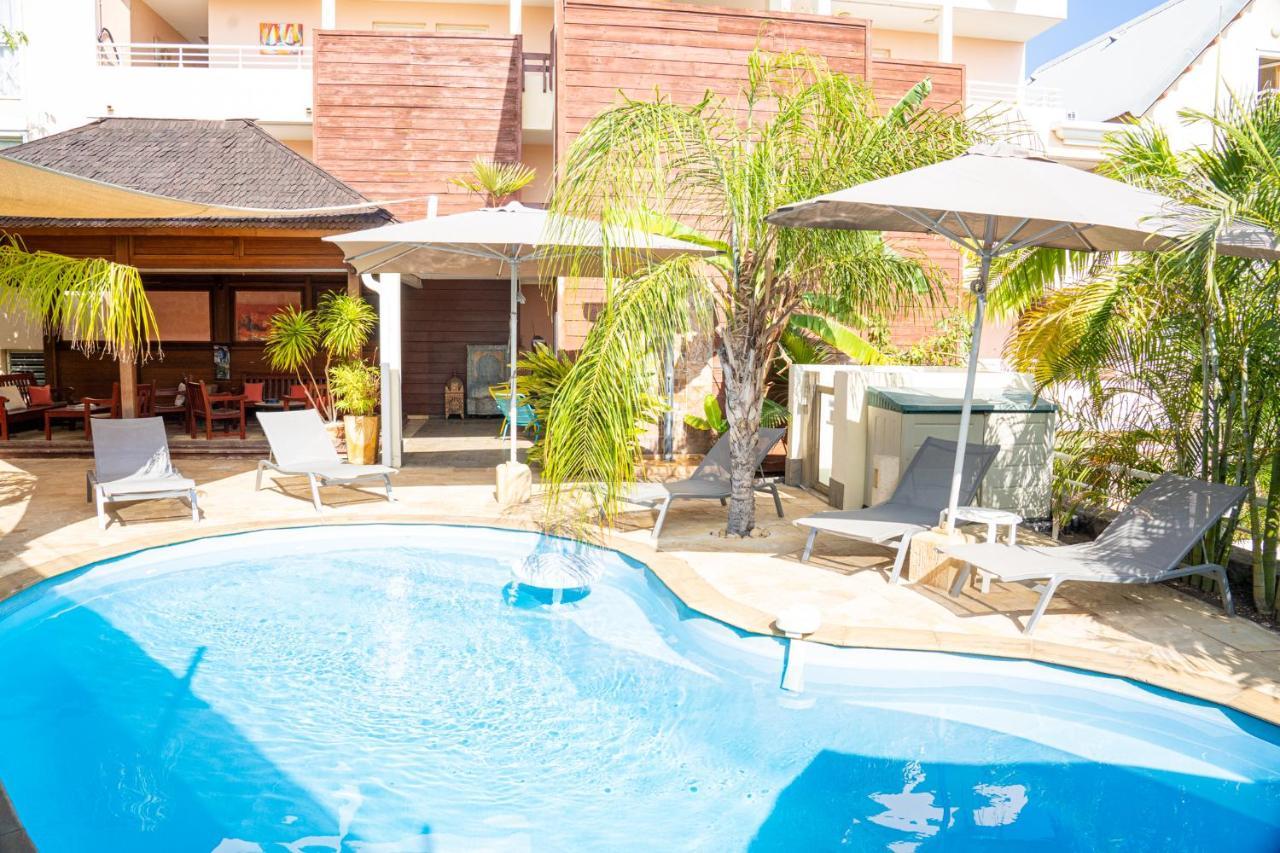 Le Kerveguen Hotel Saint-Gilles-les-Bains Buitenkant foto