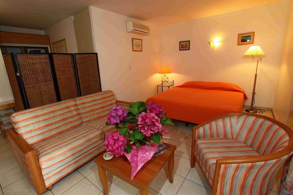 Le Kerveguen Hotel Saint-Gilles-les-Bains Buitenkant foto
