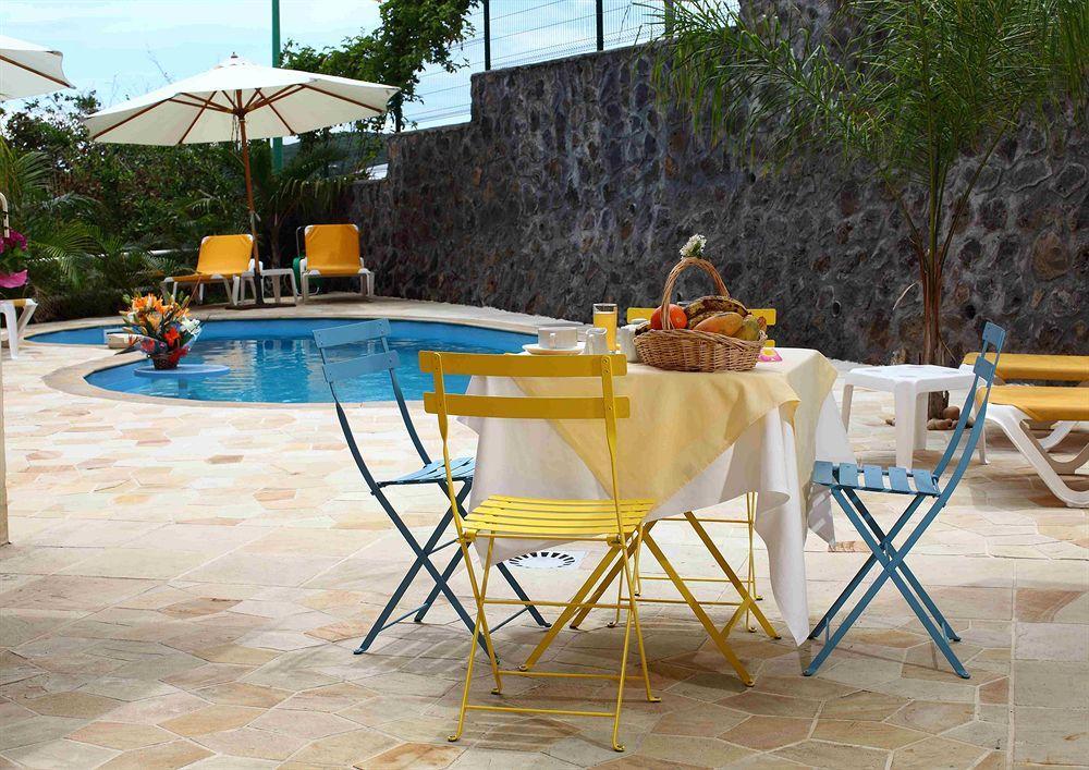 Le Kerveguen Hotel Saint-Gilles-les-Bains Buitenkant foto