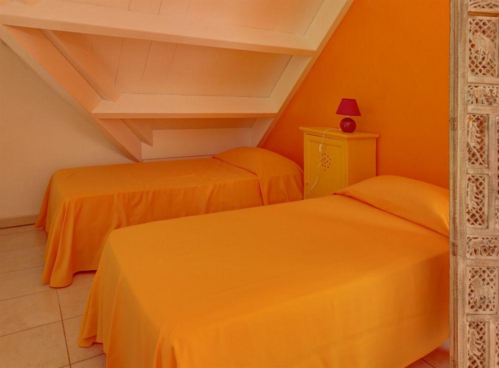 Le Kerveguen Hotel Saint-Gilles-les-Bains Buitenkant foto