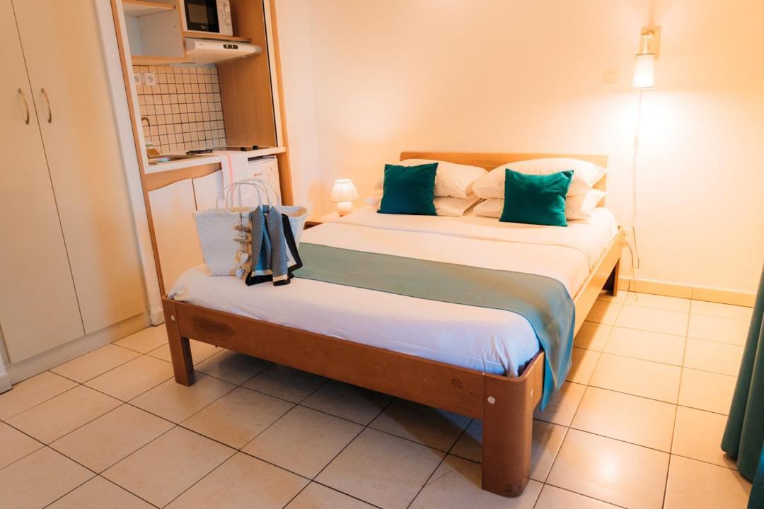 Le Kerveguen Hotel Saint-Gilles-les-Bains Buitenkant foto