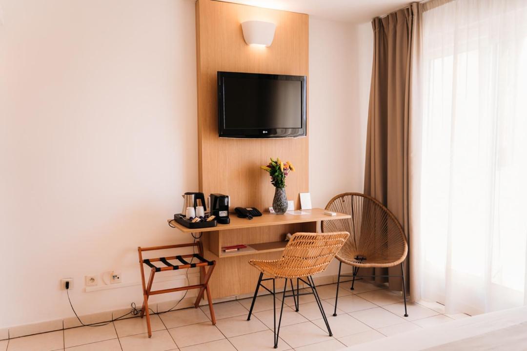 Le Kerveguen Hotel Saint-Gilles-les-Bains Buitenkant foto