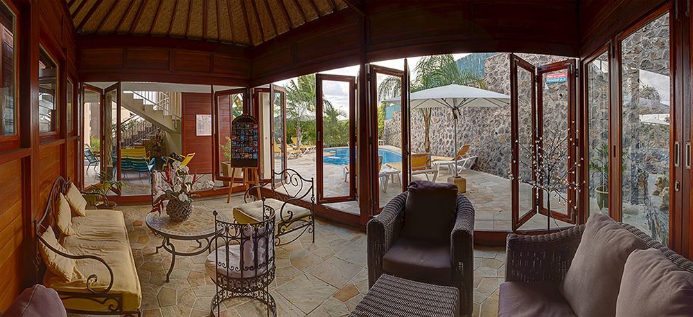 Le Kerveguen Hotel Saint-Gilles-les-Bains Buitenkant foto