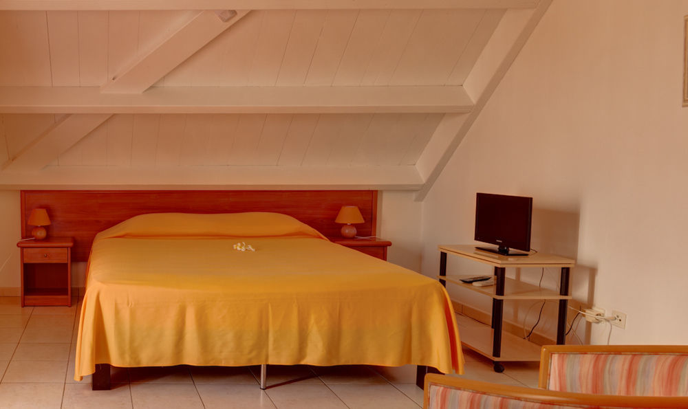 Le Kerveguen Hotel Saint-Gilles-les-Bains Buitenkant foto