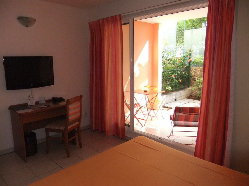 Le Kerveguen Hotel Saint-Gilles-les-Bains Buitenkant foto