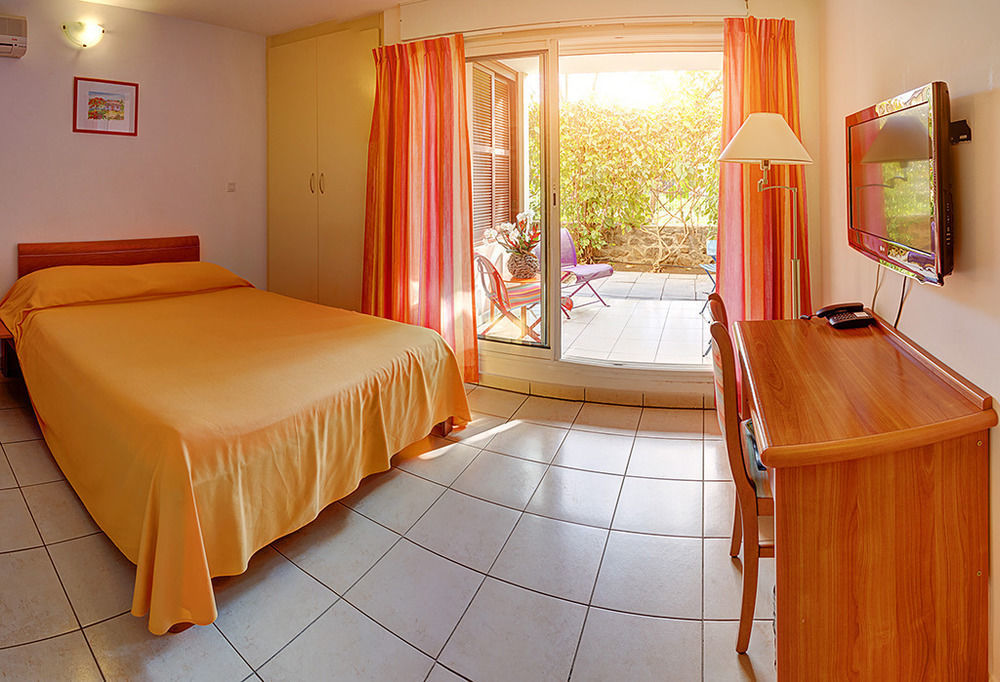 Le Kerveguen Hotel Saint-Gilles-les-Bains Buitenkant foto