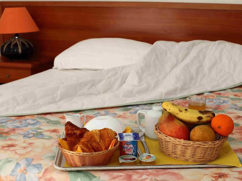 Le Kerveguen Hotel Saint-Gilles-les-Bains Buitenkant foto