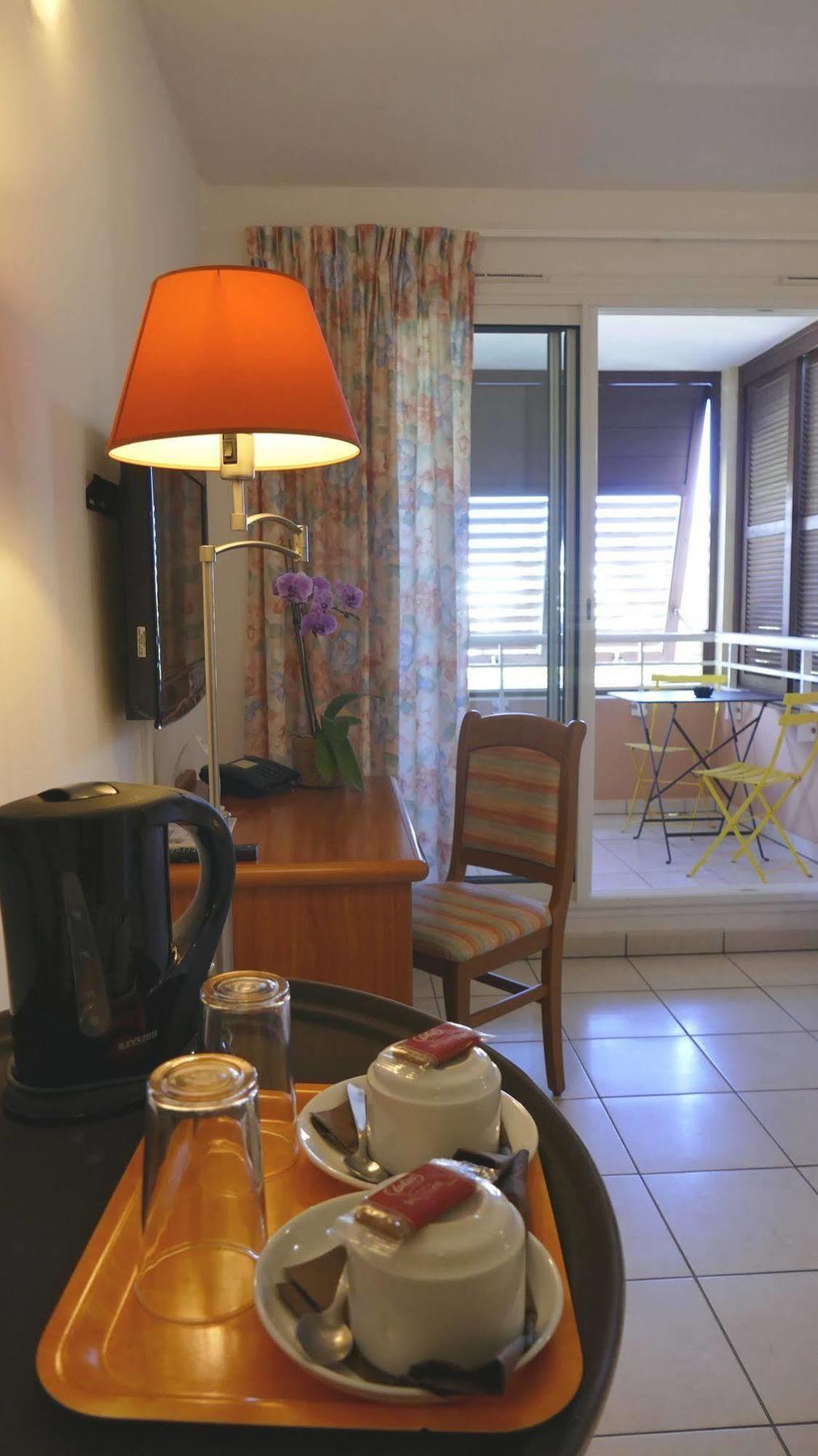 Le Kerveguen Hotel Saint-Gilles-les-Bains Buitenkant foto
