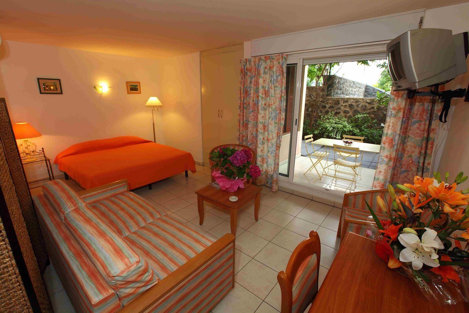Le Kerveguen Hotel Saint-Gilles-les-Bains Buitenkant foto