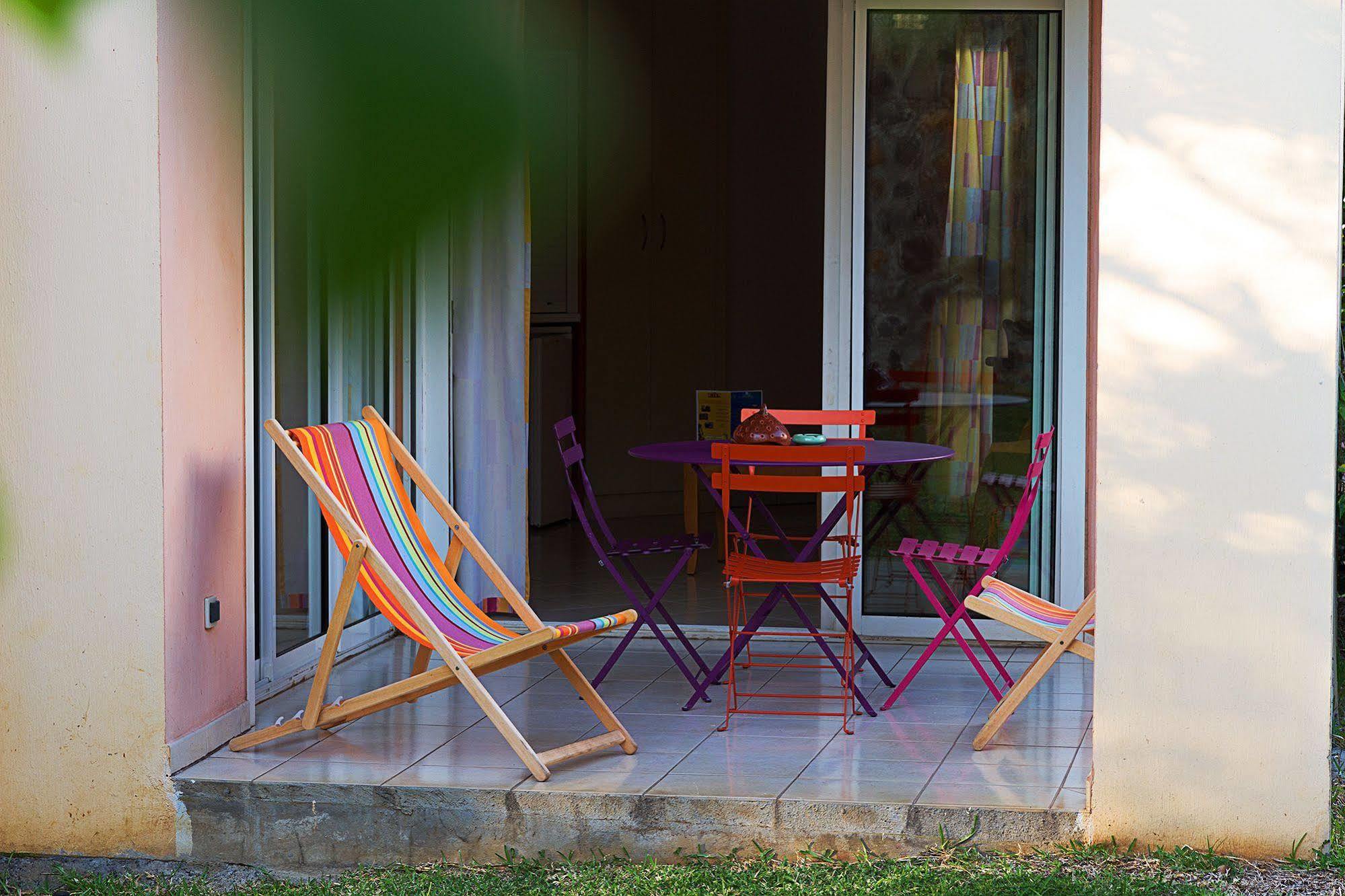 Le Kerveguen Hotel Saint-Gilles-les-Bains Buitenkant foto