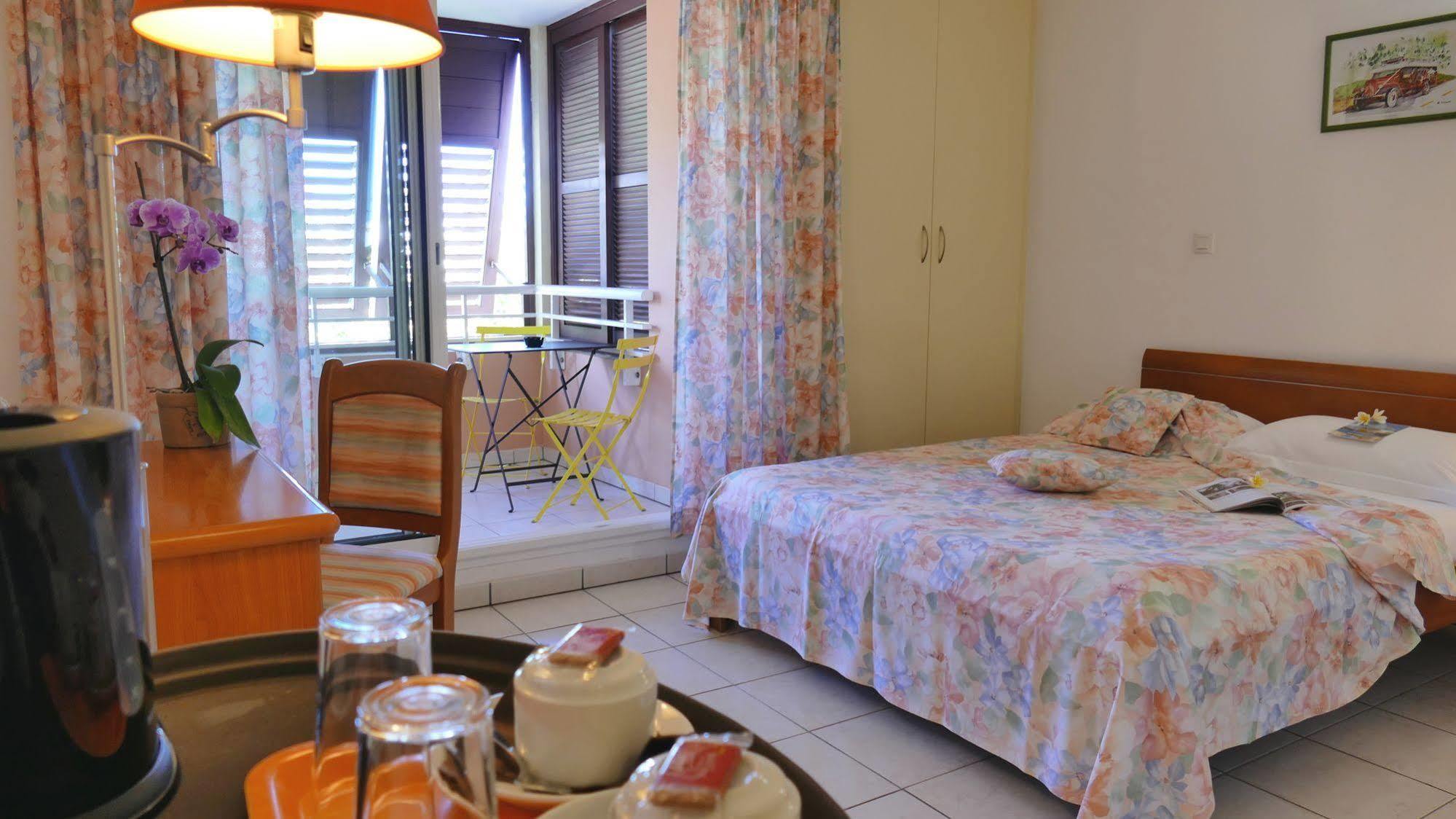 Le Kerveguen Hotel Saint-Gilles-les-Bains Buitenkant foto