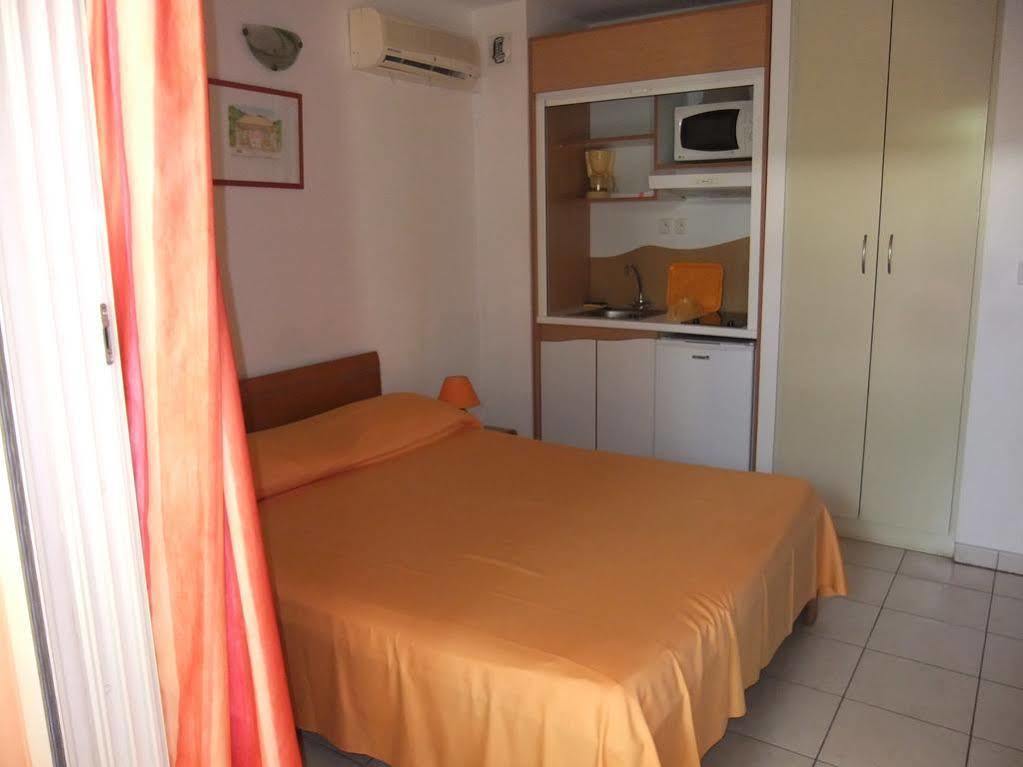 Le Kerveguen Hotel Saint-Gilles-les-Bains Buitenkant foto