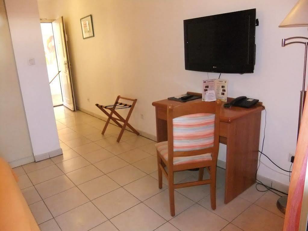 Le Kerveguen Hotel Saint-Gilles-les-Bains Buitenkant foto