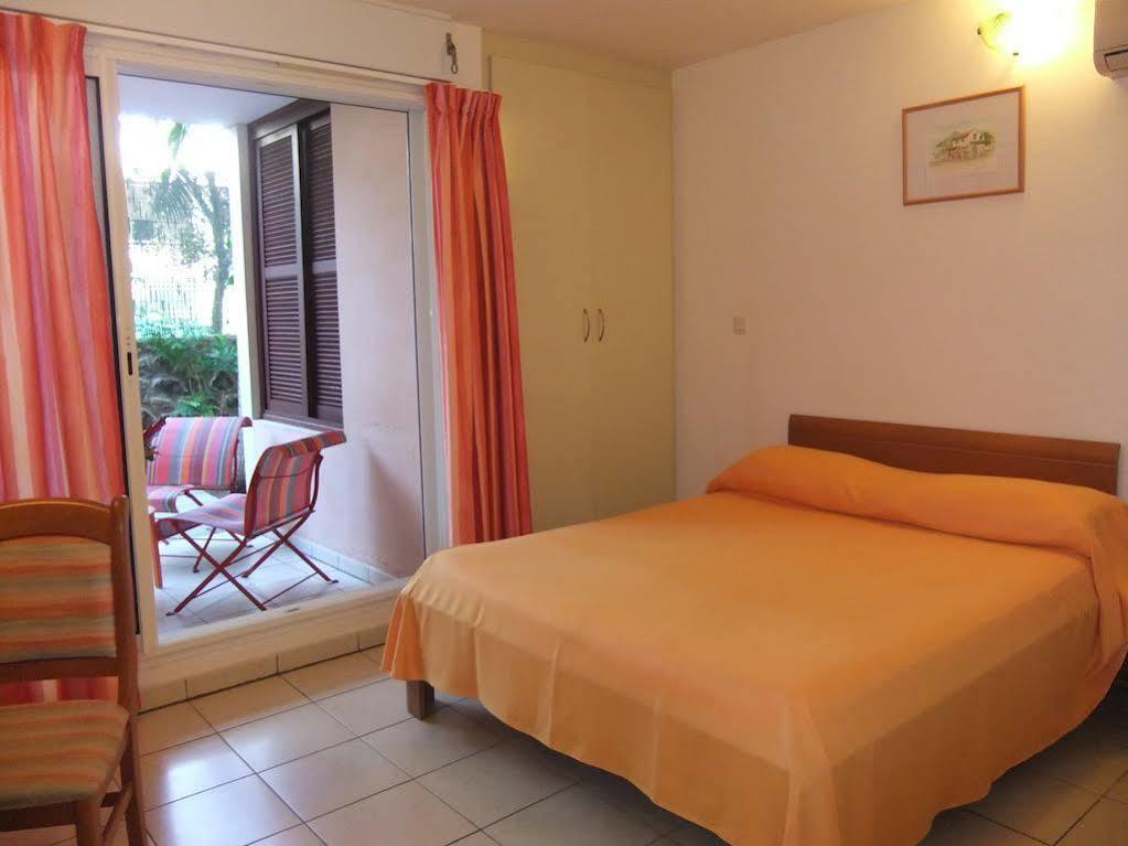 Le Kerveguen Hotel Saint-Gilles-les-Bains Buitenkant foto
