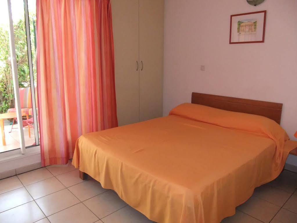 Le Kerveguen Hotel Saint-Gilles-les-Bains Buitenkant foto